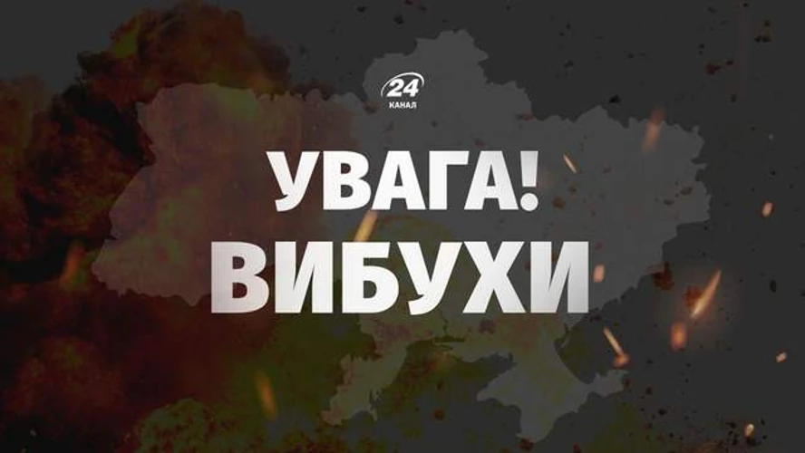 Наслідки удару безпілотника по підприємству харчової промисловості в Запоріжжі: пожежа та пошкоджені автомобілі.