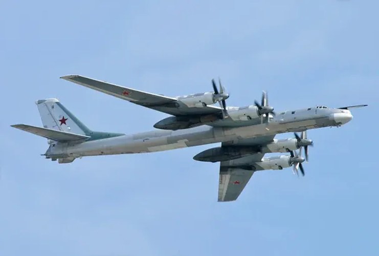 Супутниковий знімок аеродрому «Енгельс-2» з ураженим Ту-95 без хвостової частини