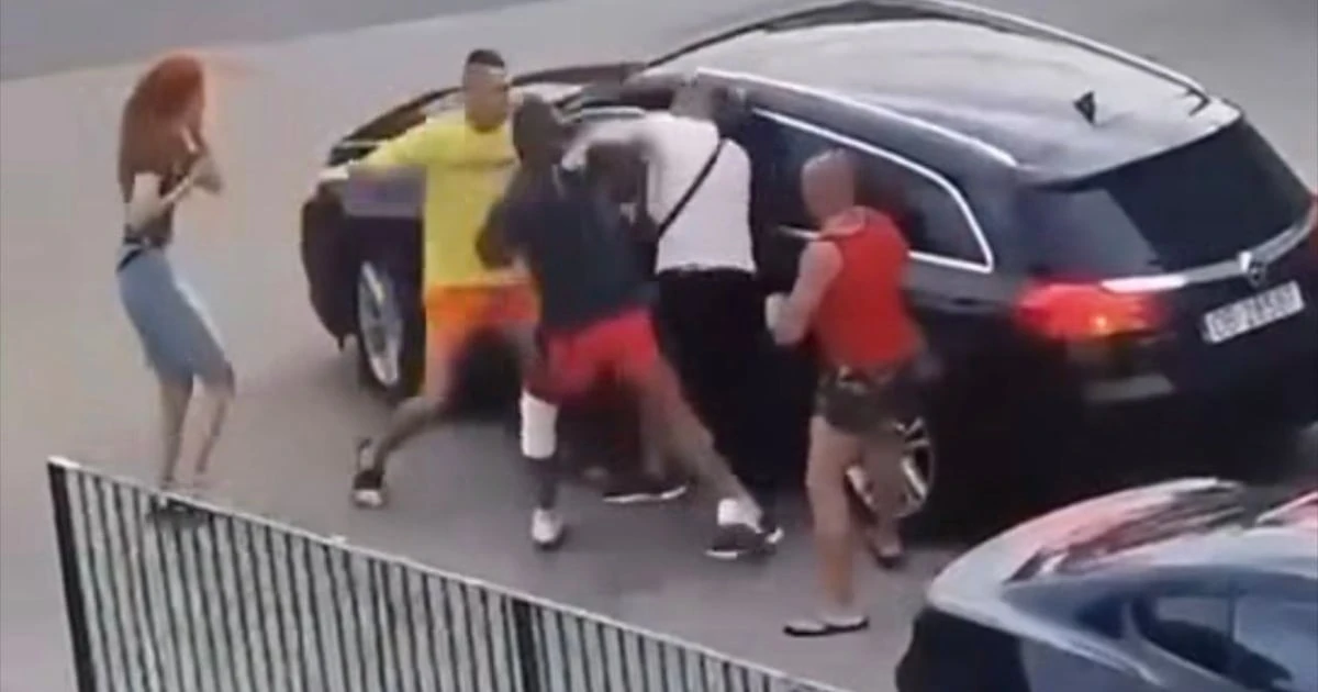 Запис камер спостереження з моментом побиття української пари біля магазину у Вроцлаві