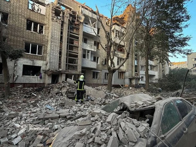 Рятувальник біля уламка російської крилатої ракети на місці влучання в багатоповерхівку у Львові, 30 липня 2026 року