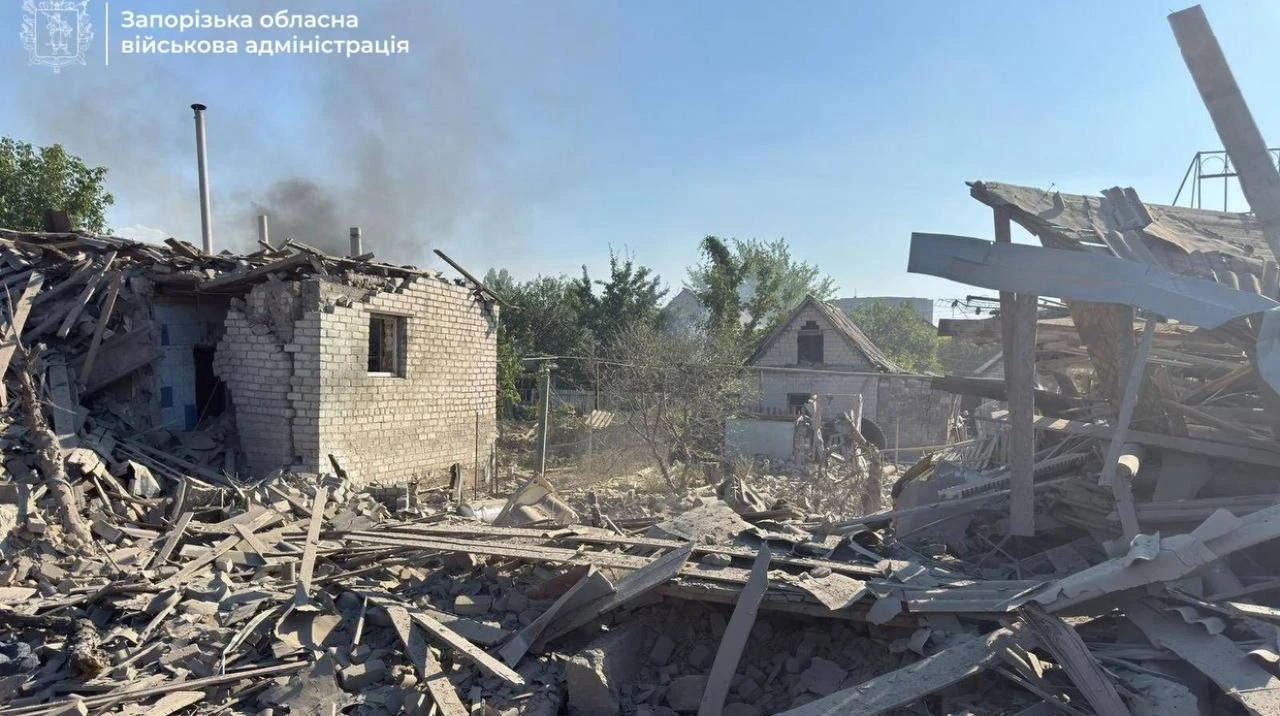 Наслідки атаки на приватну забудову Запоріжжя (фото Запорізької ОВА)