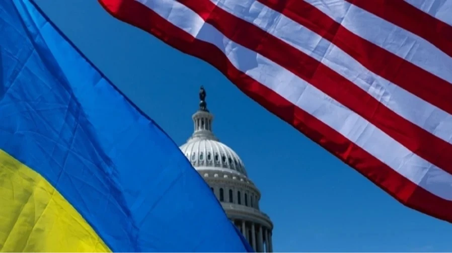 Архівне фото Дональда Трампа на тлі символіки розвідувальної співпраці США та України