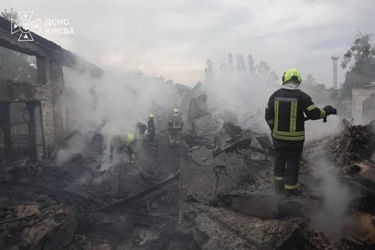 Наслідки удару по приватному двоповерховому будинку в Пухівці Броварського району Київської області: повністю зруйнована