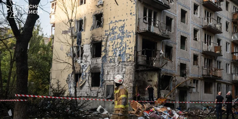 Рятувальники ДСНС працюють на місці пожежі та завалів у Києві після нічної атаки