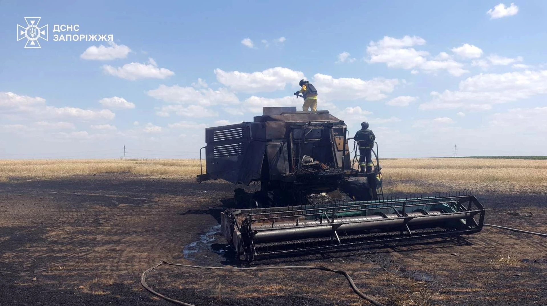 У Запорізькому районі FPV-дрон атакував комбайн під час збирання врожаю: двоє поранених