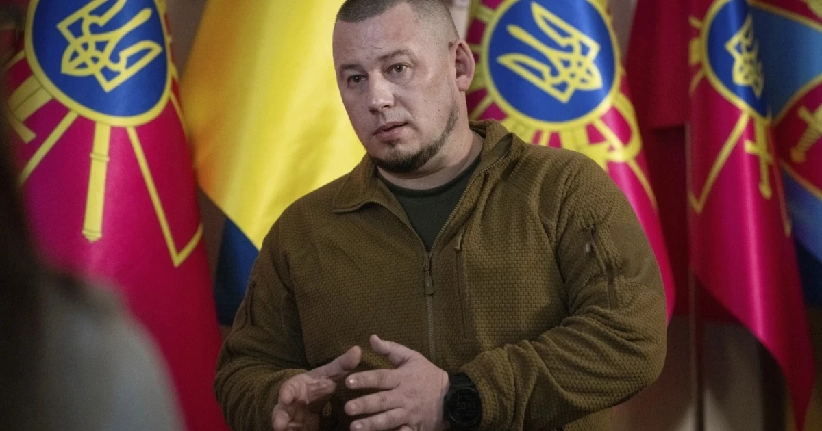 Павло Паліса під час спілкування з журналістами щодо підтверджених розвідкою планів операцій у напрямку Києва та Чернігова