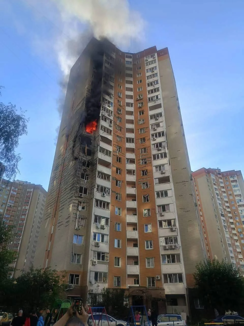 Пошкоджений 24-поверховий житловий будинок у Дарницькому районі Києва після влучання БпЛА, рятувальники ДСНС на місці події