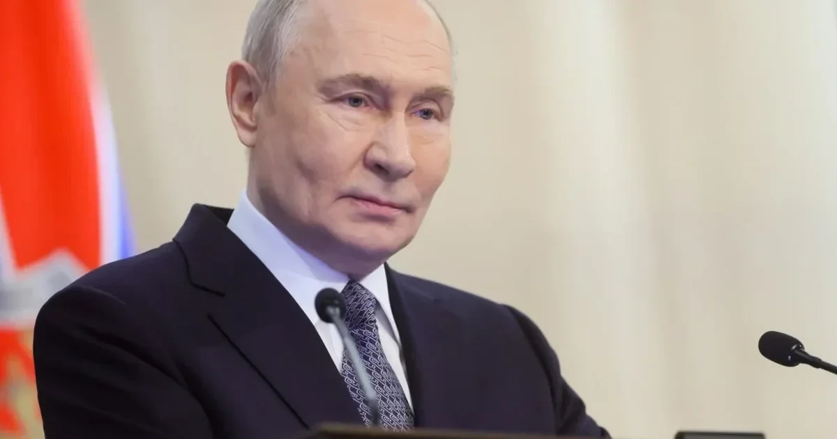Володимир Путін у Кремлі на тлі підготовки до поїздки на форум АТЕС у Китаї та запланованої участі Дональда Трампа у саміті