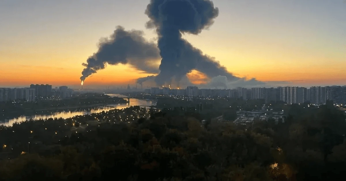 Дим над Московським НПЗ після пожежі в районі Капотня