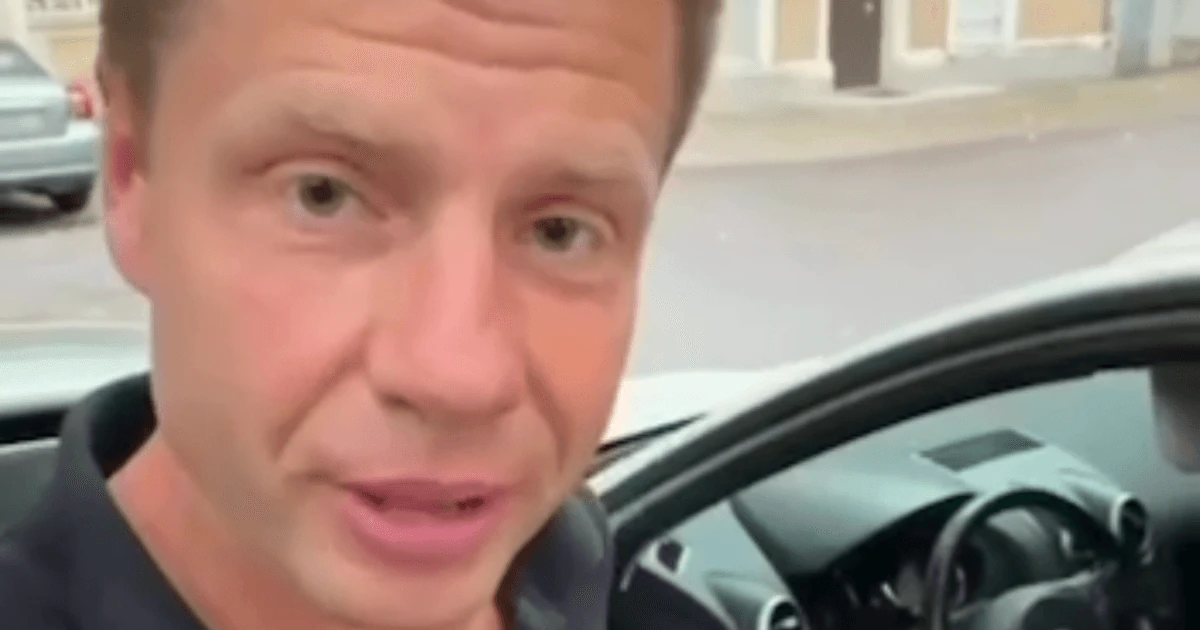 Олексій Гончаренко біля автомобіля, у якому знайшов пристрій для прослуховування