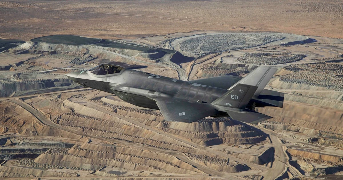 Винищувач F-35 у польоті, фото U.S. Air Force