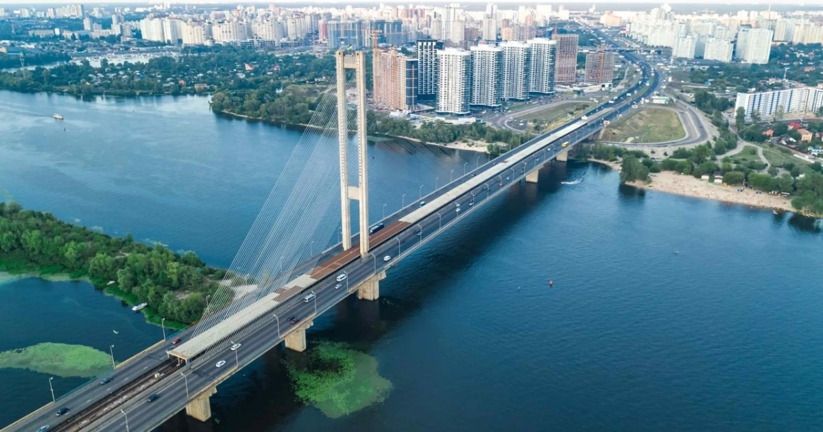 Чому в Києві перекривають мости під час тривоги: пояснення ситуації
